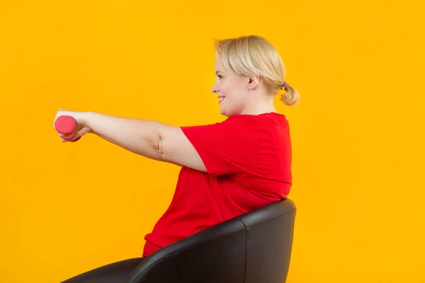 Bella Giovane Paffuto Femminile Una Shirt Rossa Una Sedia Con — Foto Stock