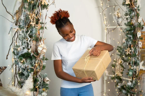 Schöne Junge Afrikanerin Der Nähe Von Silvesterdekor Mit Einem Geschenk — Stockfoto