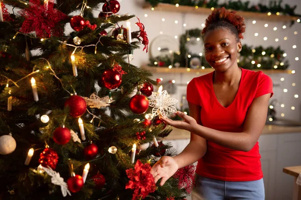 Schöne Junge Afrikanerin Schmückt Den Weihnachtsbaum — Stockfoto