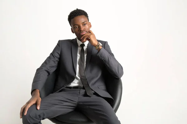 Guapo Joven Africano Traje Sobre Fondo Blanco Sillón — Foto de Stock