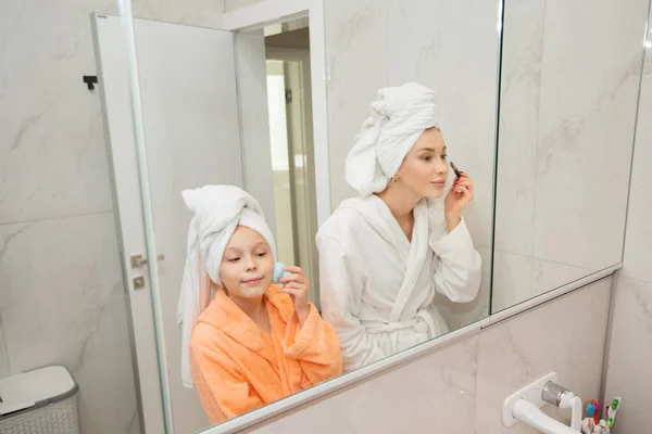Bela Mãe Com Filha Roupões Banho Banheiro Perto Espelho — Fotografia de Stock