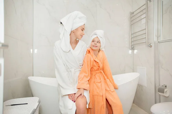 Bela Mãe Com Filha Roupões Banho Banheiro — Fotografia de Stock