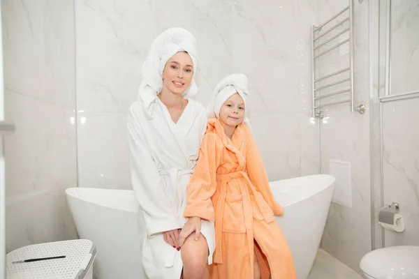 Bela Mãe Com Filha Roupões Banho Banheiro — Fotografia de Stock