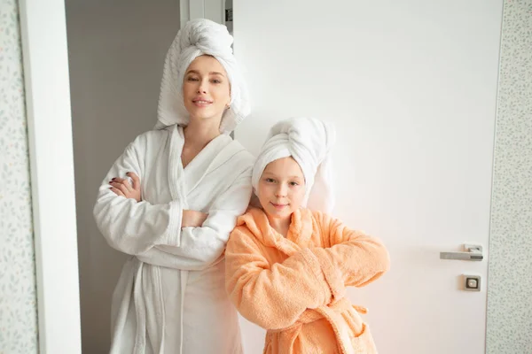 Bela Mãe Com Filha Roupões Banho Dentro Casa — Fotografia de Stock