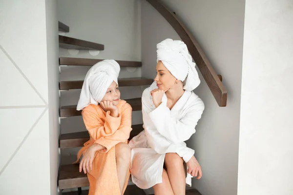 Belle Maman Avec Fille Peignoirs Assis Dans Les Escaliers Maison — Photo
