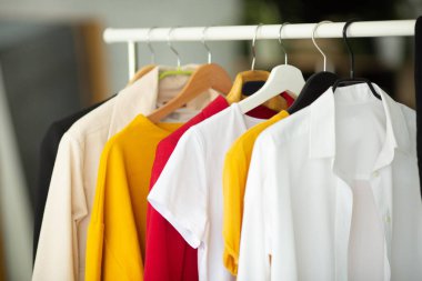 Askılarda asılı renkli kıyafetler