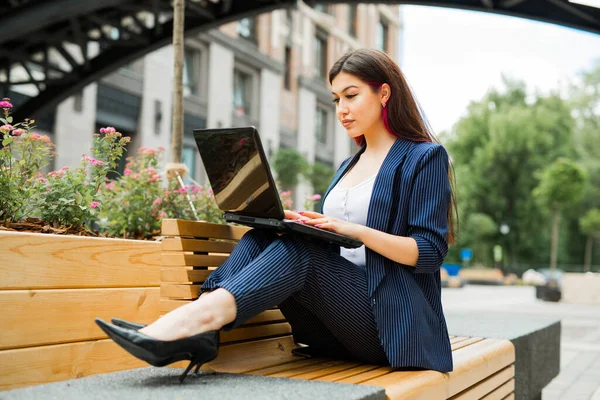 Bela Jovem Mulher Terno Com Laptop — Fotografia de Stock