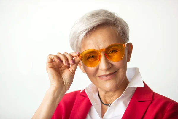Bela Mulher Elegante Envelhecida Uma Jaqueta Vermelha Óculos Sol — Fotografia de Stock