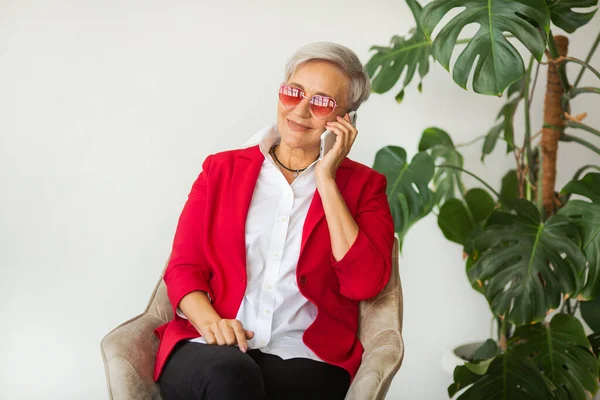 Bela Mulher Elegante Envelhecida Uma Jaqueta Vermelha Com Telefone Celular — Fotografia de Stock