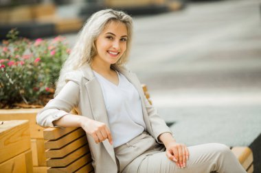 Yazlık takım elbiseli güzel bir kadın.