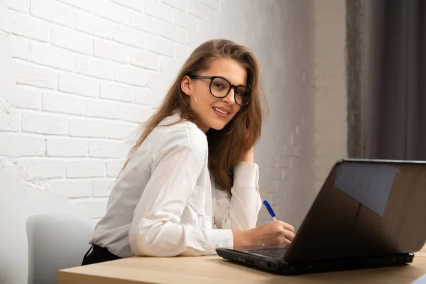 Hermosa Joven Hembra Gafas Mesa Con Ordenador Portátil Oficina — Foto de Stock