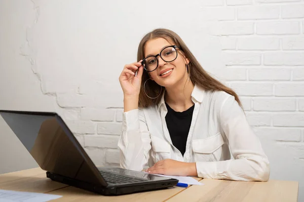 Hermosa Joven Hembra Gafas Mesa Con Ordenador Portátil Oficina — Foto de Stock