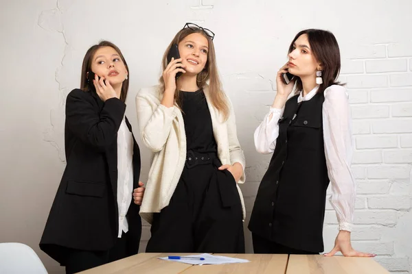Tres Mujeres Jóvenes Con Teléfonos Móviles — Foto de Stock
