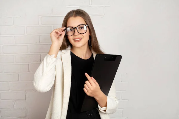 Hermosa Joven Hembra Con Una Carpeta Sus Manos Sobre Fondo — Foto de Stock