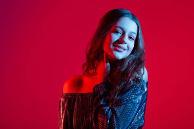 Renkli ışıklandırmalı güzel bir kadının portresi.