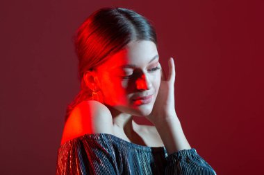 Renkli ışıklandırmalı güzel bir kadının portresi.