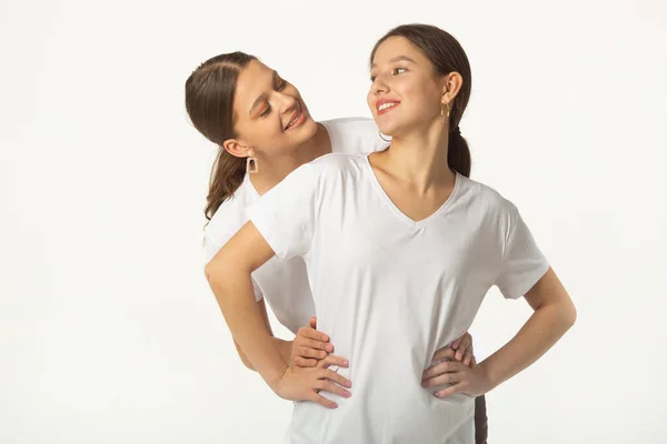 Dvě Krásné Mladé Ženy Bílých Tričkách Bílém Pozadí — Stock fotografie