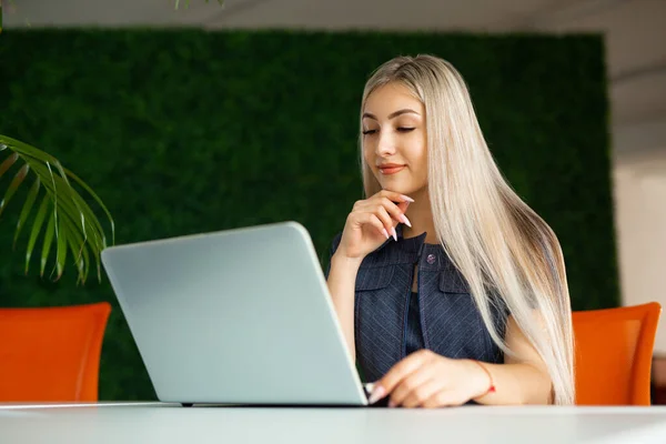 Hermosa Joven Mesa Con Ordenador Portátil Oficina — Foto de Stock