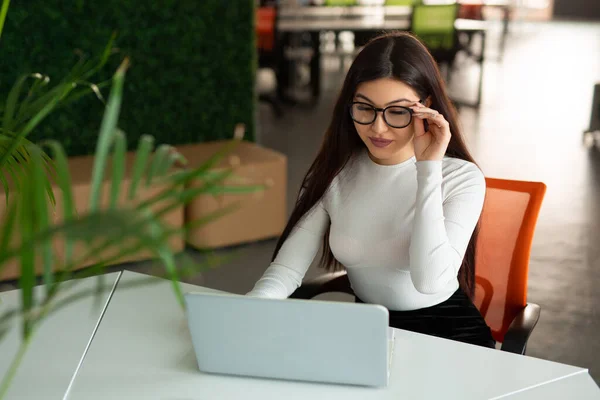 Bela Jovem Mulher Mesa Com Laptop Escritório — Fotografia de Stock