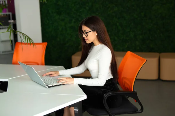 Mooie Jonge Vrouw Aan Tafel Met Laptop Het Kantoor — Stockfoto