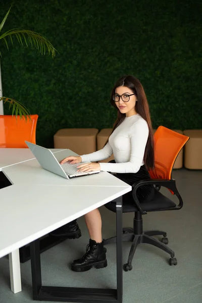 Красивая Молодая Женщина Очках Столом Ноутбуком Офисе — стоковое фото