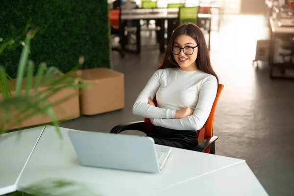 Bela Jovem Mulher Óculos Mesa Com Laptop Escritório — Fotografia de Stock