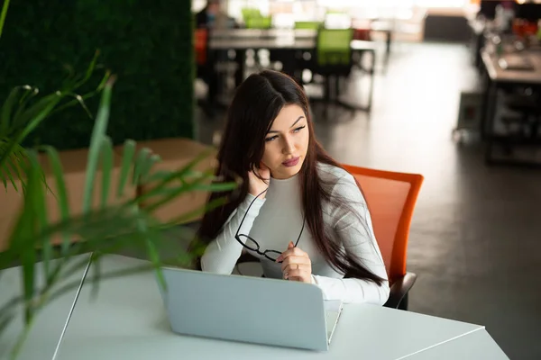 Mooie Jonge Vrouw Aan Tafel Met Laptop Het Kantoor — Stockfoto