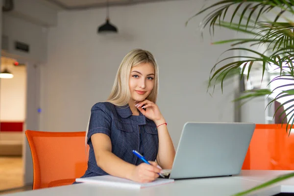 Mooie Jonge Vrouw Aan Tafel Met Laptop Het Kantoor — Stockfoto