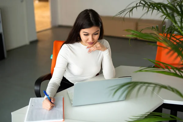 Mooie Jonge Vrouw Aan Tafel Met Laptop Het Kantoor — Stockfoto