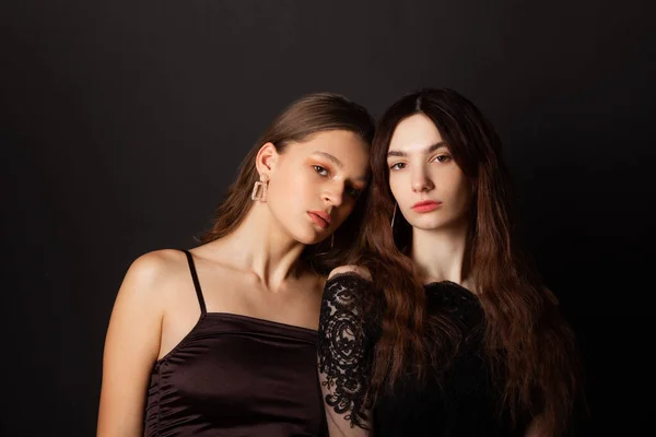 Дві Красиві Молоді Жінки Макіяжем Зачіскою Чорному Тлі — стокове фото