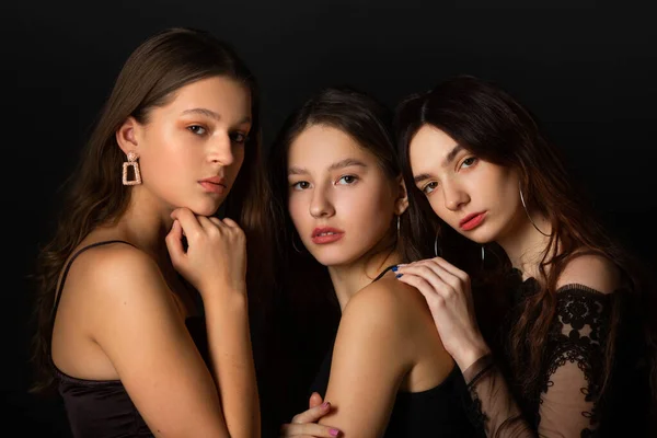 Trois Belles Jeunes Femmes Avec Maquillage Coiffure Sur Fond Noir — Photo