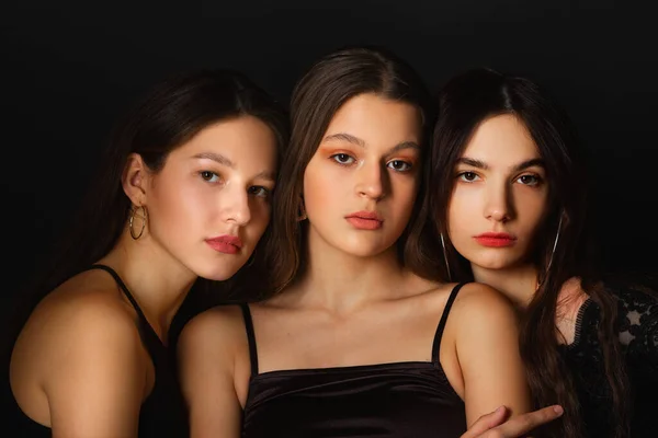 Trzy Piękne Młode Kobiety Makijażem Fryzurą Czarnym Tle — Zdjęcie stockowe