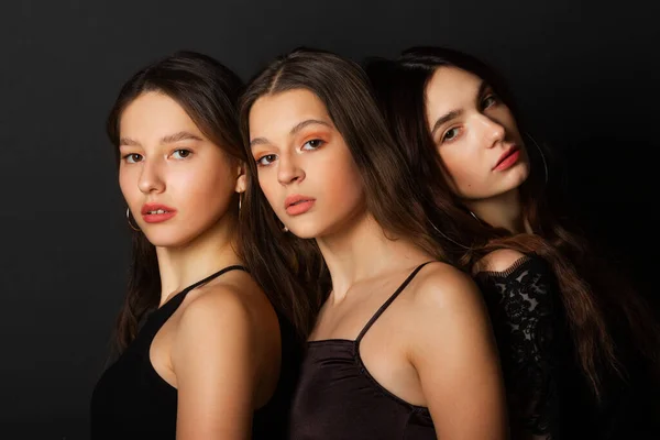 Trois Belles Jeunes Femmes Avec Maquillage Coiffure Sur Fond Noir — Photo
