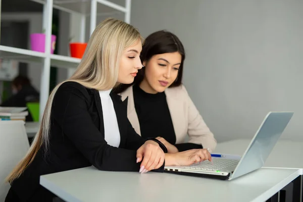 Duas Belas Mulheres Jovens Escritório Com Laptop — Fotografia de Stock