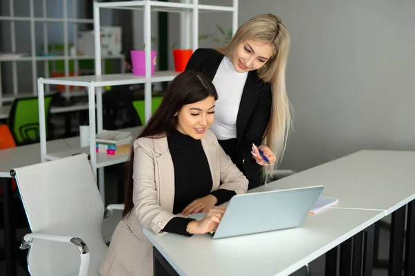 Twee Mooie Jonge Vrouwen Het Kantoor Met Een Laptop — Stockfoto