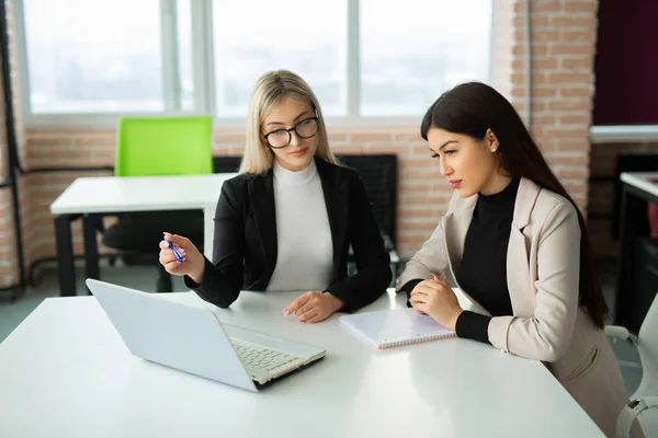 Duas Belas Mulheres Jovens Escritório Com Laptop — Fotografia de Stock