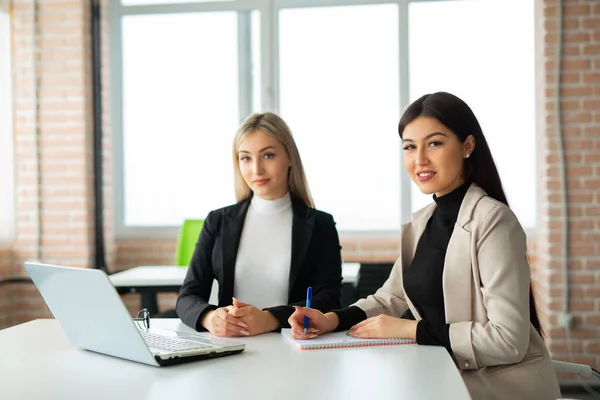 Dos Hermosas Mujeres Jóvenes Oficina Con Ordenador Portátil —  Fotos de Stock