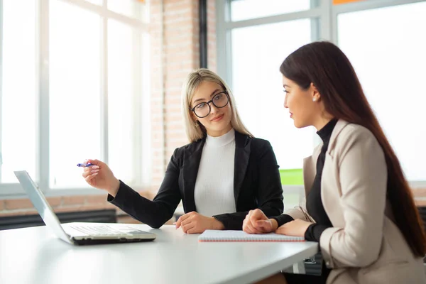 Deux Belles Jeunes Femmes Dans Bureau Avec Ordinateur Portable — Photo