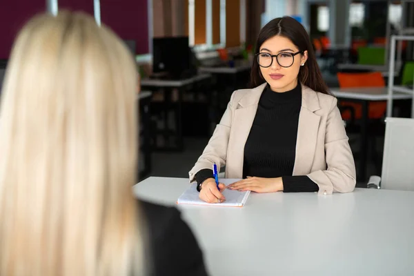 Duas Belas Mulheres Jovens Escritório Mesa — Fotografia de Stock