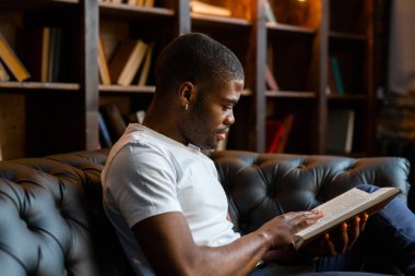 Kitap okuyan yakışıklı bir Afrikalı.