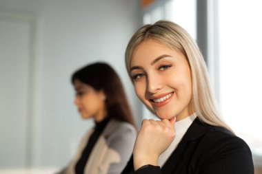 Ofisteki masada iki güzel genç bayan. 