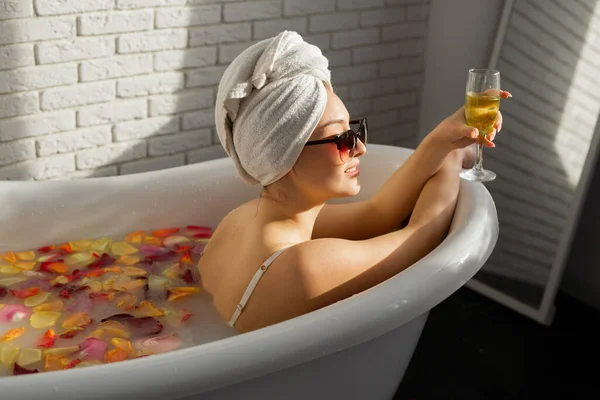 Bela Jovem Toma Banho Banho Com Pétalas Rosa Com Uma — Fotografia de Stock