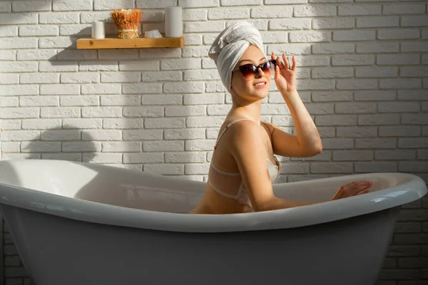 Beautiful Young Woman Bathes Bath Rose Petals Sunglasses — Stock Photo, Image