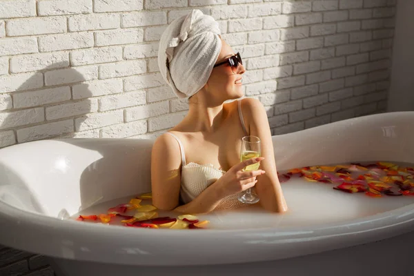 Beautiful Young Woman Bathes Bath Rose Petals Glass Champagne Sunglasses — Stock Photo, Image