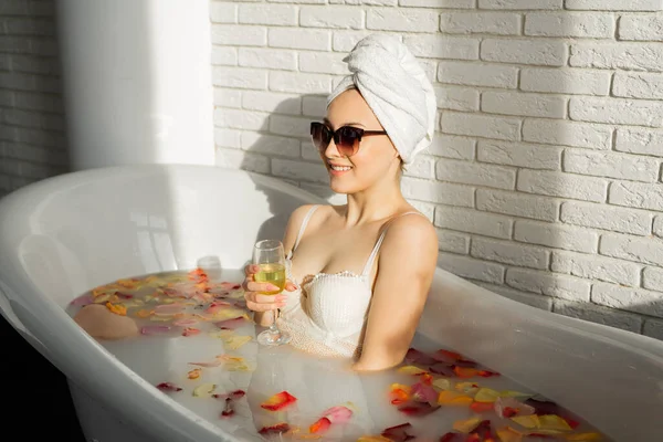 Hermosa Joven Baña Baño Con Pétalos Rosa Con Una Copa — Foto de Stock