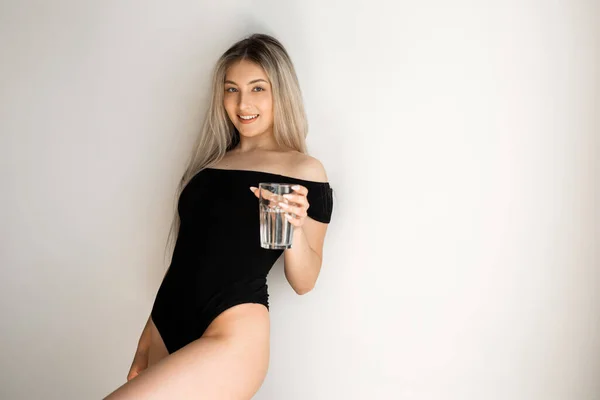 Vacker Ung Kvinna Sportkläder Med Ett Glas Vatten — Stockfoto