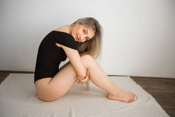 Beautiful Young Woman Doing Home Workout — Stock Photo, Image