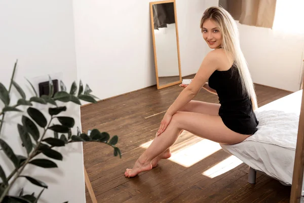 Schöne Junge Frau Sitzt Auf Dem Bett — Stockfoto