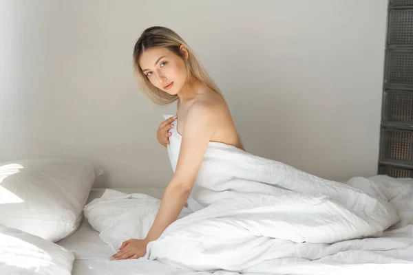 Bela Jovem Mulher Quarto Com Cobertor Branco — Fotografia de Stock