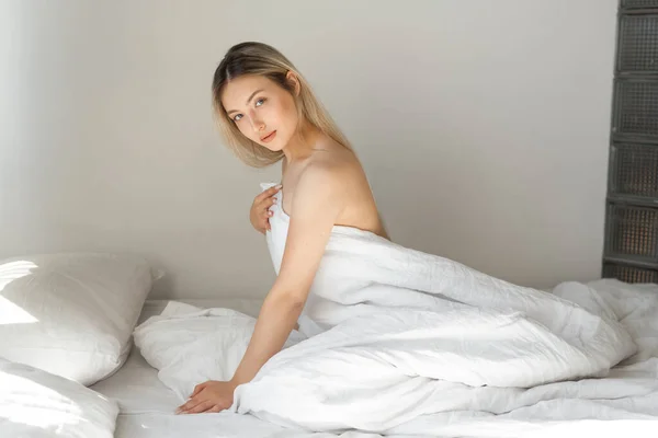 Bella Giovane Donna Camera Letto Con Coperta Bianca — Foto Stock